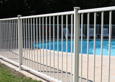 cloture piscine blanc NFP 90-306